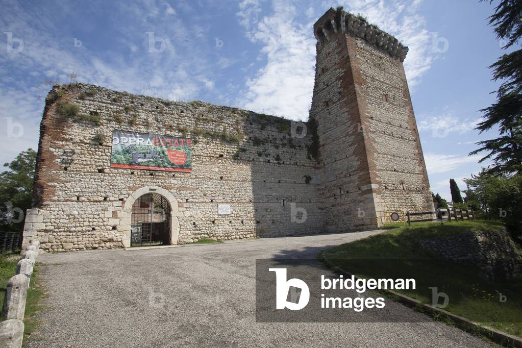 Romeo castle, erected by Cangrande II della Scala, 1354, Monteccchio Maggiore, Veneto, Italy (photo)
