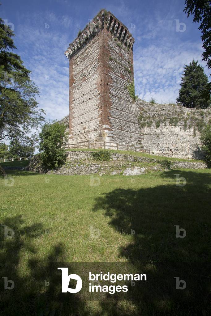 Romeo castle, erected by Cangrande II della Scala, 1354, Monteccchio Maggiore, Veneto, Italy (photo)