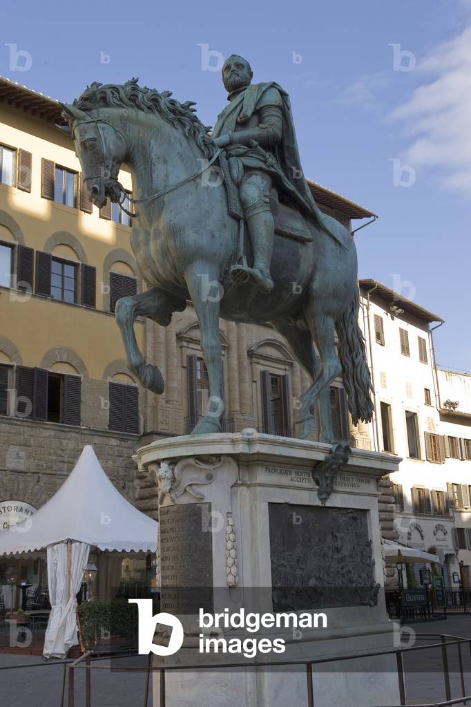 View of Piazza della Signoria and the Equestrian Statue of Cosimo I, Florence, Italy (photo)