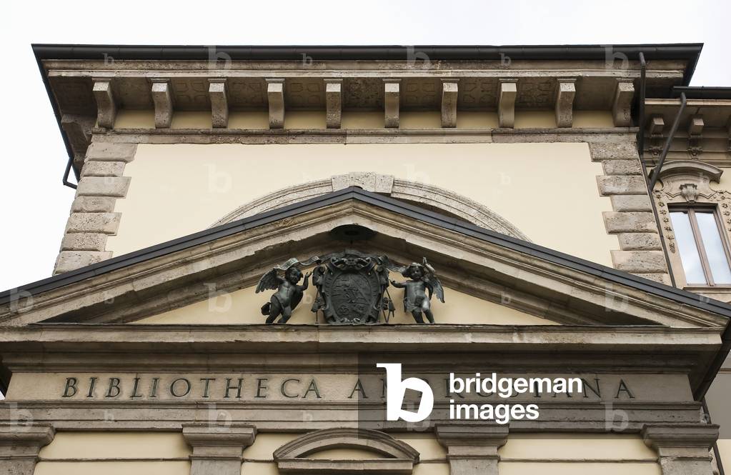Tympanum with coat of arms and putti (photo)