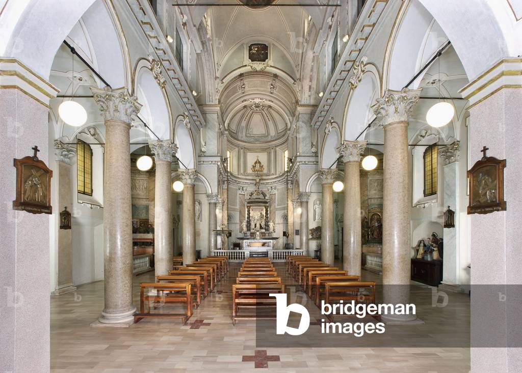 Nave and aisles of the church of San Sepolcro