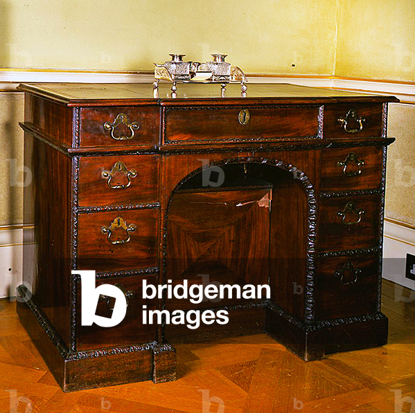 10 Downing Street, William Pitt's mahogany desk (photo)
