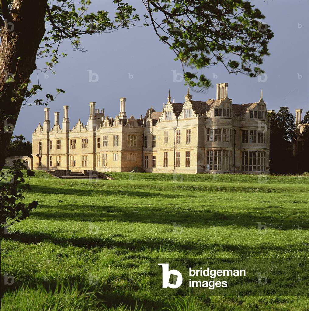Exterior seen from the grounds (photo) by Mark Fiennes