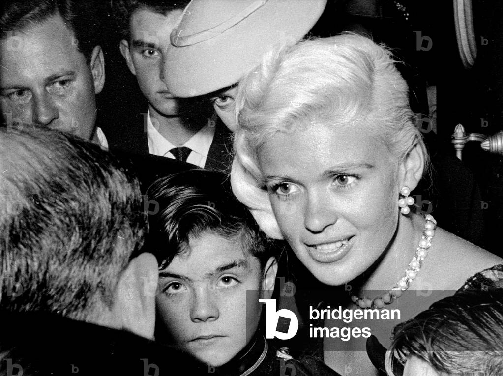 Jayne Mansfield with Bellhop and showbiz folk, Dorchester Hotel, London, UK, 1957 (b/w photo)