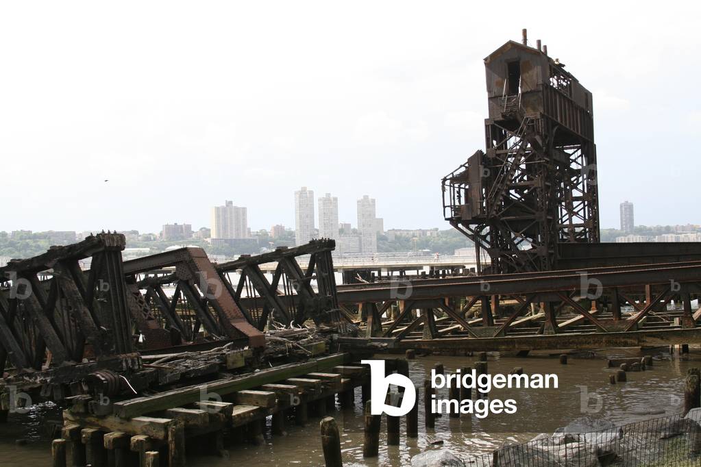69th St. Transfer Bridge Monument, Hudson River, New York, USA (photo)