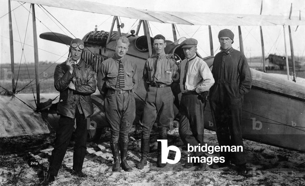 Flight instructors pose at the Curtiss Flying School, 1917/18 (b/w photo)