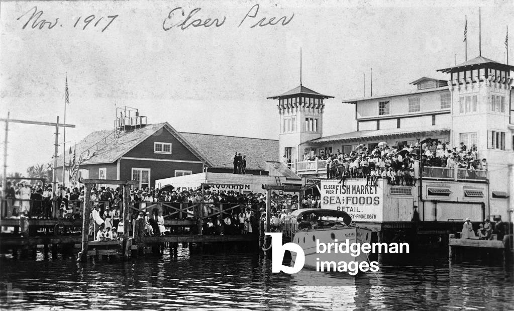 Crowds cram all available space at Elser Pier, November 1917 (b/w photo)
