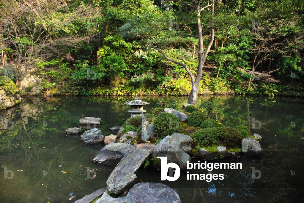 Chion-in - Kyoto (Japan) - Edo period - Buddhist temple siege of Jodo-shu (Pure Earth sect) founded by Honen - garden promenade with pond - rebuilt by Tokugawa Iemitsu shogun - hojo garden designed by Gyokuen monk in 1641 - Chion-in - Kyoto (Japan) - Edo period - Buddhist temple headquarters of the Jodo Do-shu (Pure Land Sect) founded by Honen - stroll garden with pond - rebuilt by the shogun Tokugawa Iemitsu - Hojoõs garden was designed by monk Gyokuen in 1641