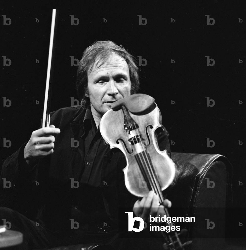 Ivry Gitlis and his violin (b/w photo)