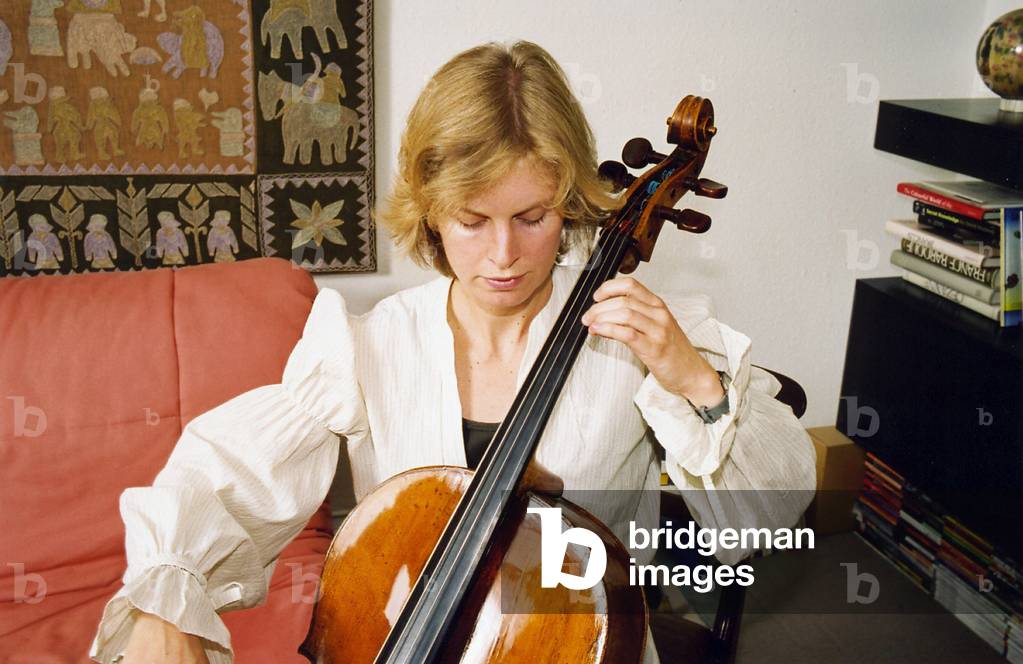 Ariane WILSON AND Her cello