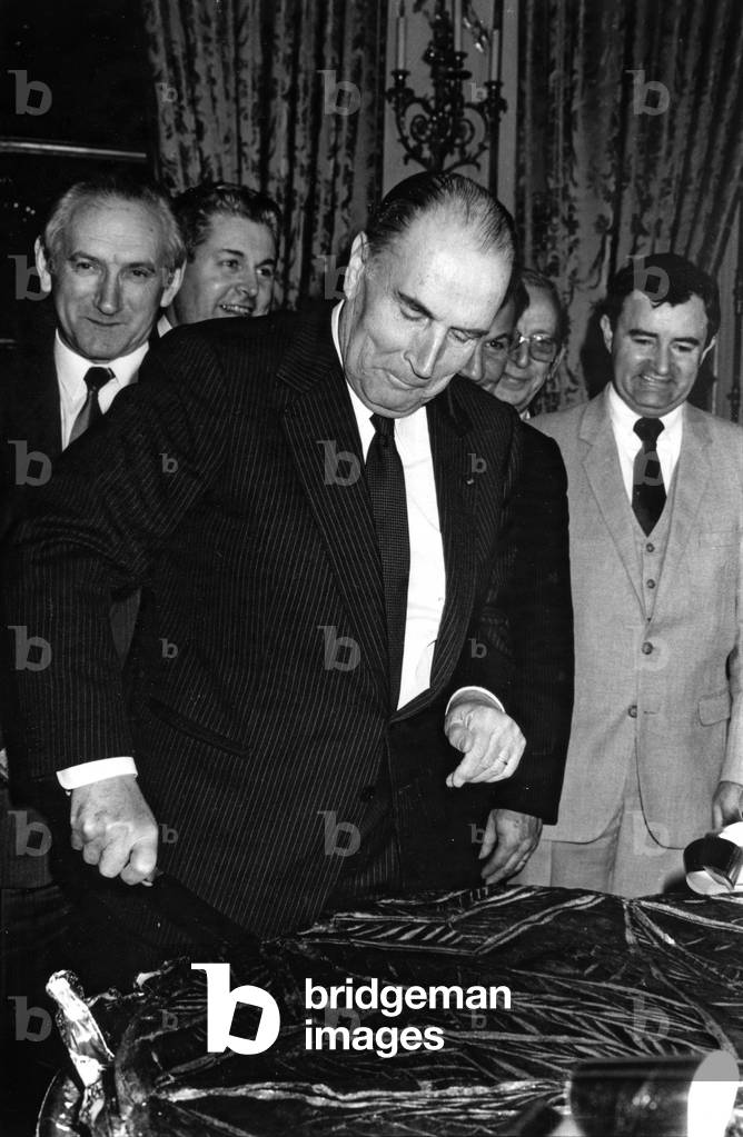 Francois Mitterrand decoupant la Galette