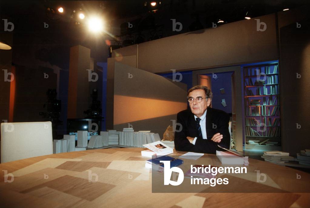 Bernard Pivot prepares his TV show 