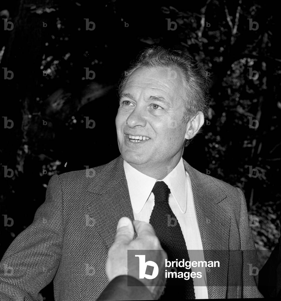 MAURICE DENUZIERE (rire )