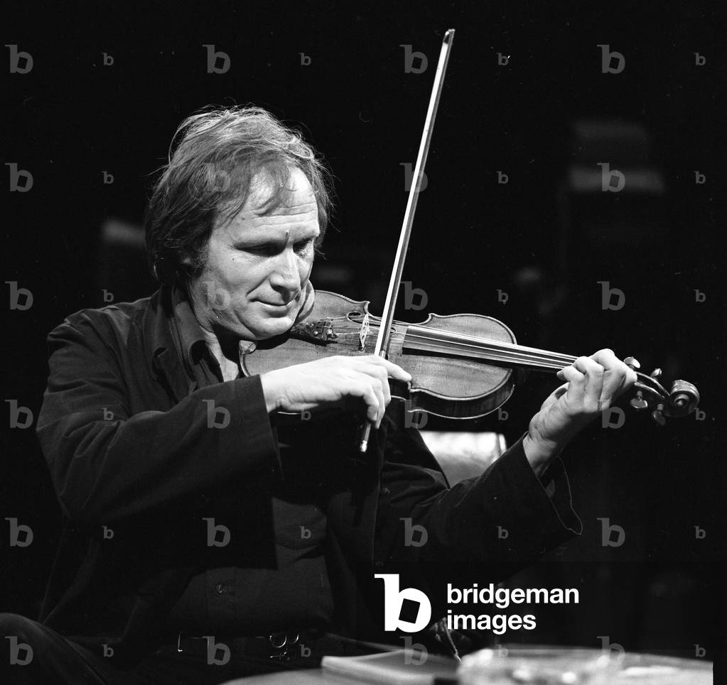 Ivry Gitlis and his violin (b/w photo)
