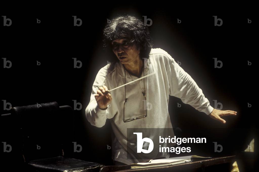 Japanese conductor Seiji Ozawa performing a rehearsal with Orchestra of the Florence May Festival, Florence, 1995 (photo)