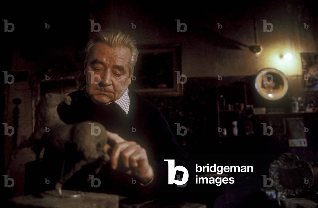 Milan, 1980. Italian artist Bruno Cassinari at work in his studio/Milano, 1980, L'artista Bruno Cassinari al lavoro nel suo studio -