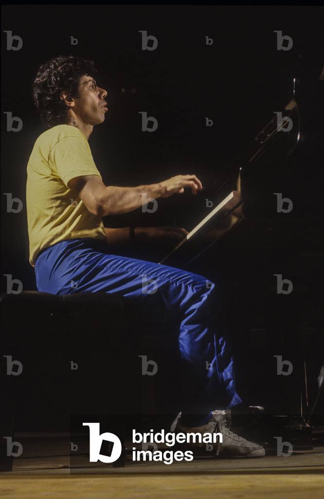 American jazz-fusion pianist, keyboardist, and composer Chick Corea performing (about 1985)/Chick Corea, pianista e compositore jazz-fusion in concerto (1985 circa) -
