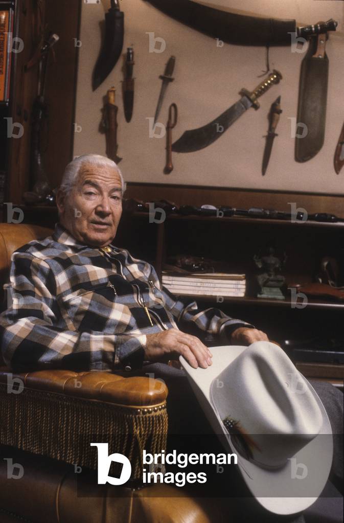 Milan, about 1985. Italian cartoonist Gianluigi Bonelli, author of the character Tex Willer, in his studio/Milano, 1985 circa. Il disegnatore di fumetti Gianluigi Bonelli, autore di Tex Willer, nel suo studio -