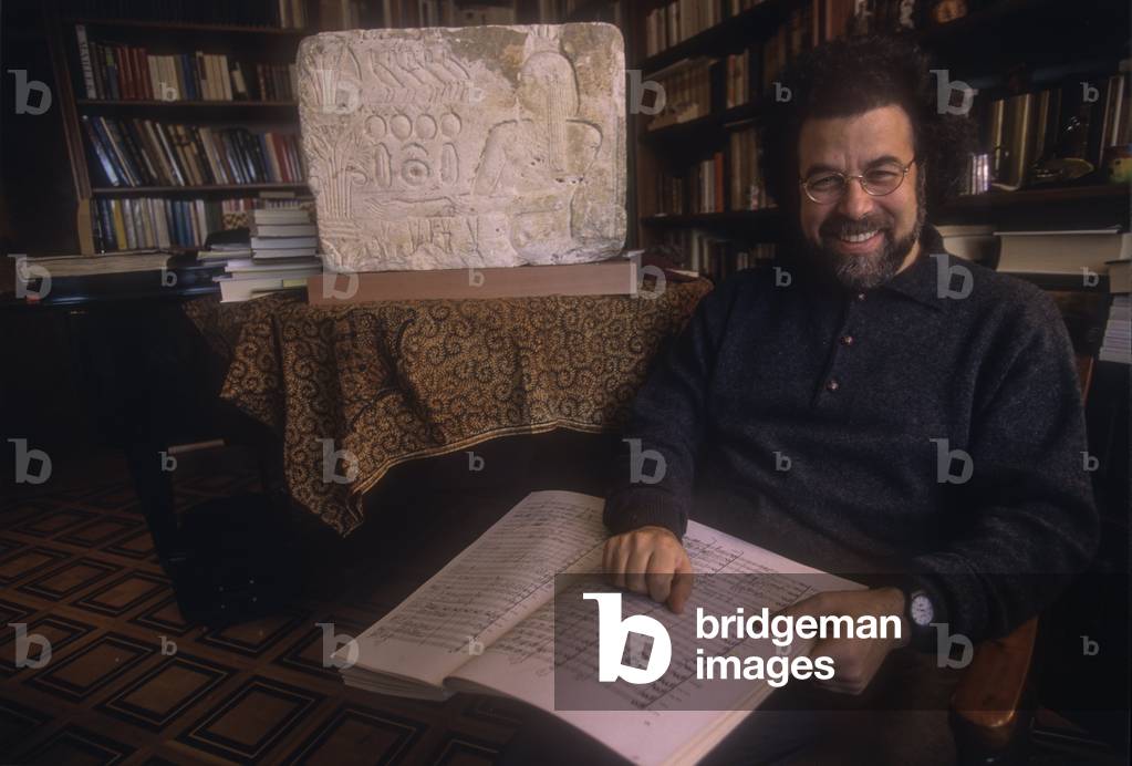 Rome, 1996. Italian conductor giuseppe Sinopoli in his house. In the background a piece of his collection of ancient Egyptian art,/Roma, 1996. Il direttore d'orchestra Giuseppe Sinopoli nella sua casa. Sullo sfondo, un pezzo della sua collezione di arte egizia -