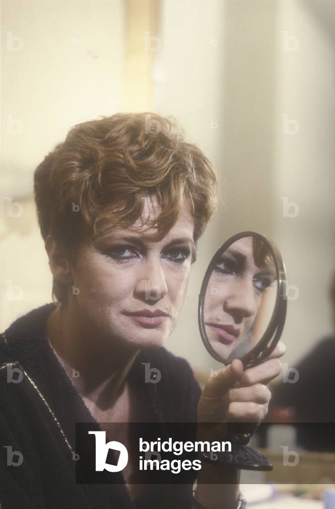 Rome, Quirino Theater, 1984. Italian actress Carla Gravina in her dressing room/Roma, Teatro Quirino, 1984. L'attrice Carla Gravina nel suo camerino -