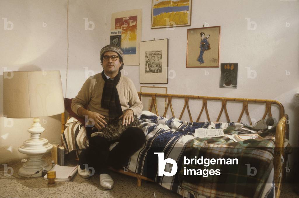 Rome, 1980. Italian poet Dario Bellezza in his home/Roma, 1980. Il poeta Dario Bellezza nella sua casa -