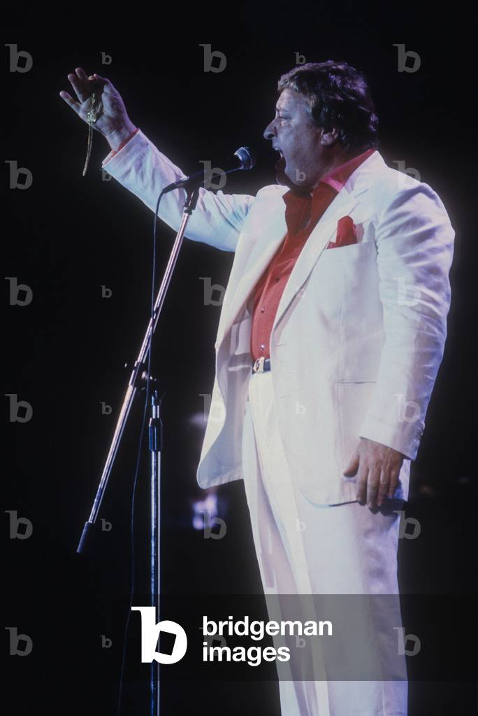 Neapolitan singer and actor Mario Merola performing at the festival “” Napoli prima e dopo”” (Naples before and after) in 1986/Il cantante e attore napoletano Mari Merola al festival “” Napoli prima e dopo” nel 1986 -