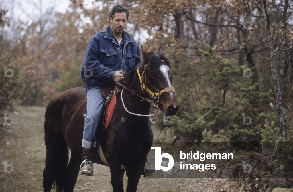 Italian cartoonist Angese (pseudonym of Sergio Angeletti) at Alcatraz, an agricultural retreat and study center located in the hills between Gubbio and Perugia founded by Jacopo Fo (1992)/Il disegnatore di fumetti Angese (pseudonimo di Sergio Angeletti) ad Alcatraz, agriturismo e centro culturale sulle hill tra Gubbio e Perugia fono dato da Jacopo Fo (1992) -