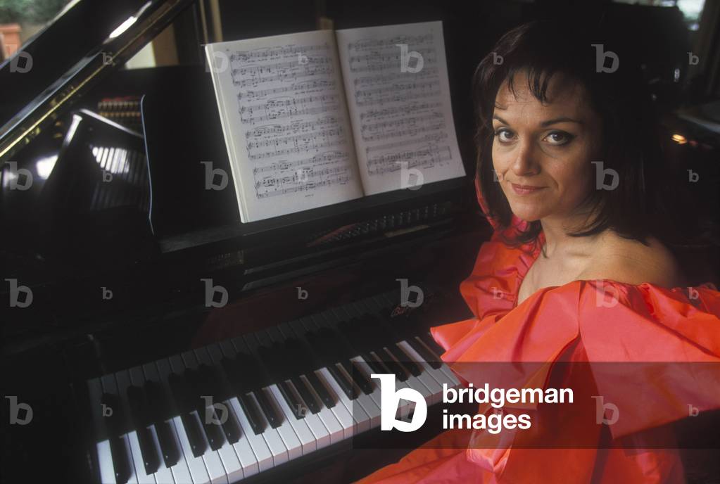 Verona, 1998. Italian soprano Cecilia Gasdia in her house/Verona, 1998. Il soprano Cecilia Gasdia nella sua casa -