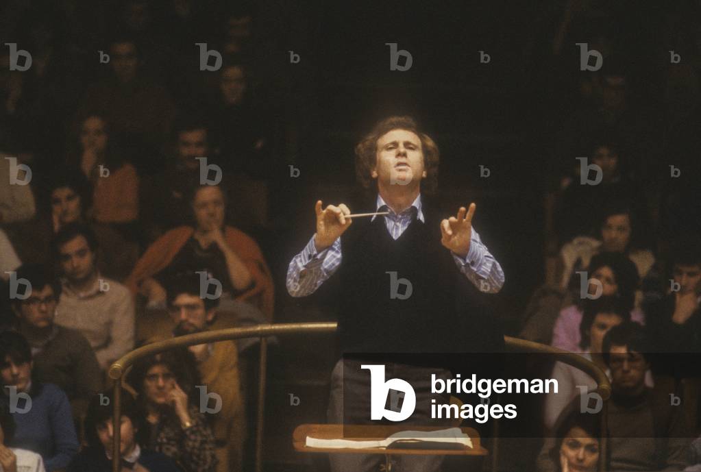 Rome, Pius XII Auditorium (concert hall of the Santa Cecilia Academy Orchestra), about 1980. Dutch conductor Hubert Soudant performin a rehearsal/Roma, Auditorium Pio XII (sede dei concerti dell'Accademia nazionale di Santa Cecilia), 1980 circa. Il direttore d'orchestra Hubert Soudant durante una prova -