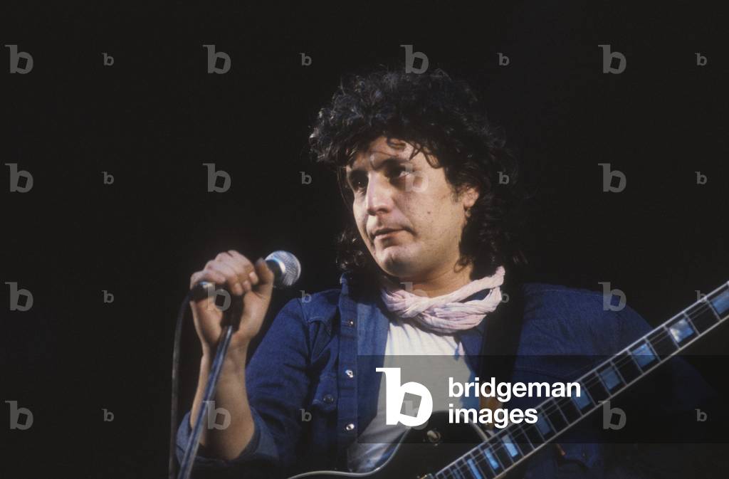Rome, about 1980. Italian singer and songwriter Pino Daniele performing/Roma, 1980 circa. il cantautore Pino Daniele in concerto -