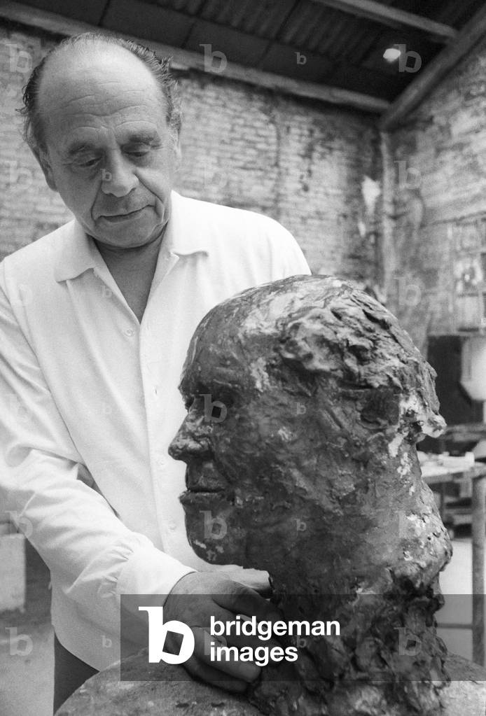 Venice, 1979. Lithuanian artist Arbit Blatas in his studio working at a statue of Mstislav Rostropovich/Venezia, 1979. L'artista Arbit Blatas nel suo studio mentre lavora a una statua di Mstislav Rostropovich -