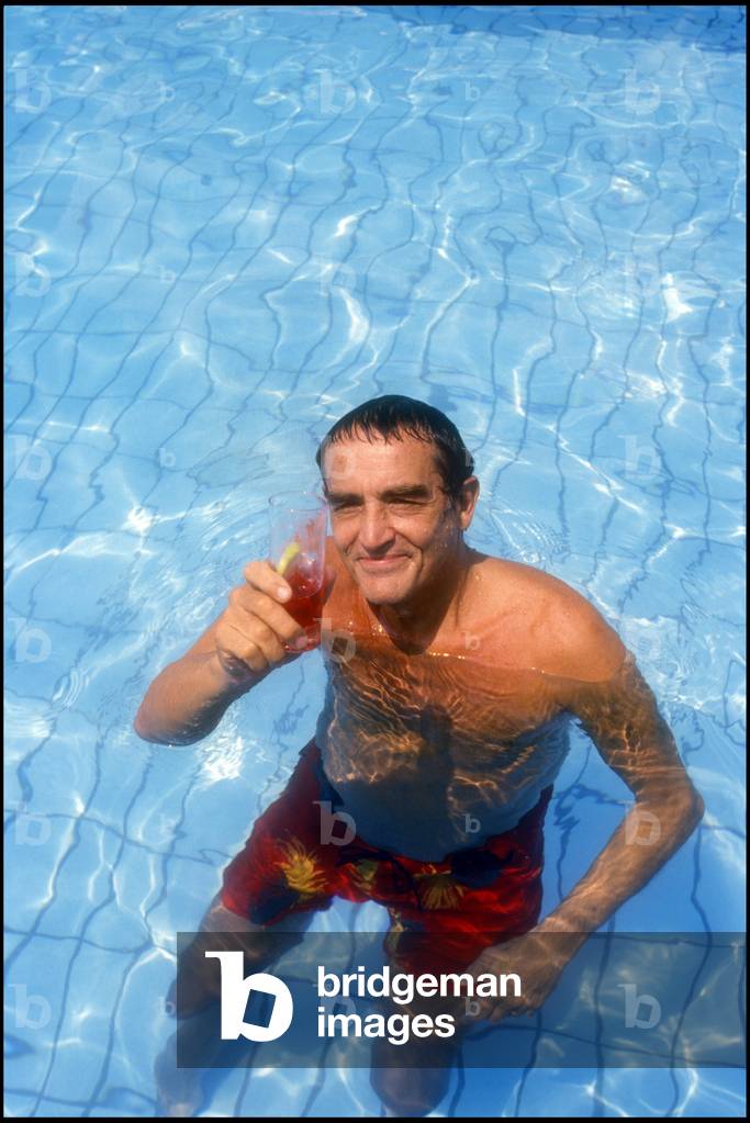 Italian actor VITTORIO GASSMAN in swimming pool/VITTORIO GASSMAN, attore, in pool -
