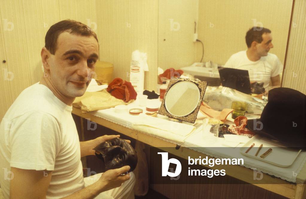 Italian actor Luca De Filippo in his dressing room, about 1985/L'attore Luca De Filippo in camerino, 1985 circa -