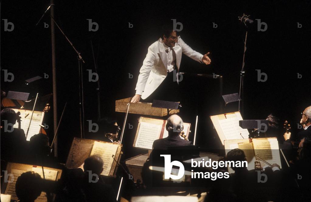 Russian conductor and pianist Maxim Shostakovich (Shostakovich), second child of Dmitri Shostakovich, conducting (about 1985)/Il direttore d'orchestra e pianista Maxim Shostakovich, secondo figlio di Doimitri Shostakovich, mentre dirige (1985 circa) -