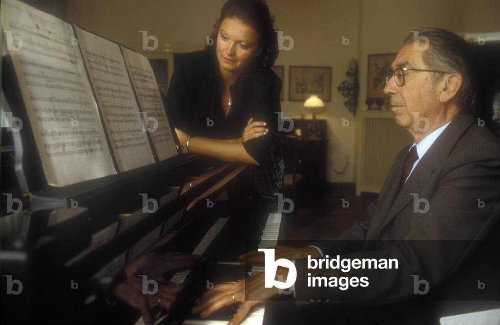 The singer Victoria Schneider accompanied by the Italian composer Riccardo Malipiero on the piano.
