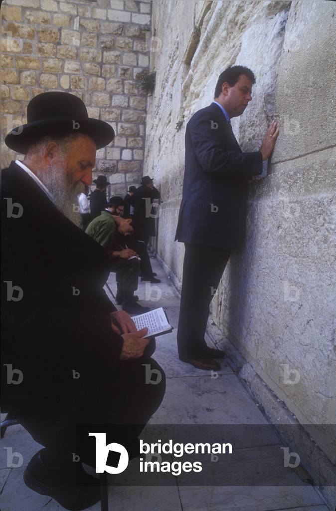 Jerusalem, 1991. Israeli conductor Daniel Oren praying at the Crying Wall/Gerusalemme, 1991. Il direttore d'orchestra Daniel Oren mentre prega al muro del pianto -