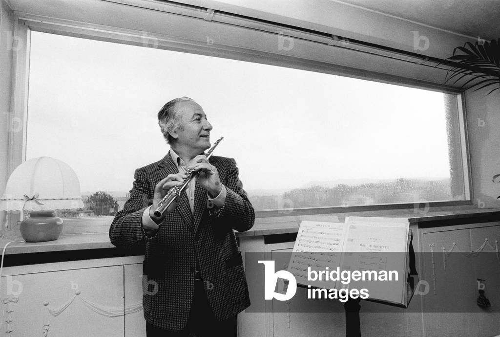 Colle San Magno (Frosinone), 1980. Italian flautist Severino Gazzelloni playing flute in his house/Colle San Magno (Frosinone), 1980. Il flautista Severino Gazzelloni mentre suona il flauto nella sua casa -