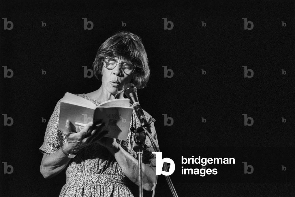 Rome 1985, International Festival of the Poets. Italian poet Amelia Rosselli reading poems by Sylvia Plath who she translated. Perhaps not coincidentally, Rosselli committed suicide on February 11, 1996, just the same day that Plath committed suicide 33 years before/Roma 1985, Festival internazionale dei poeti. La poetessa Amelia Rosselli mentre legge poesie di Sylvia Plath, che ha tradotto. Forse non per caso, la Rosselli si suicid l'11 febbraio del 1996, proprio nello stesso giorno in cui si suicid la Plath 33 anni prima -