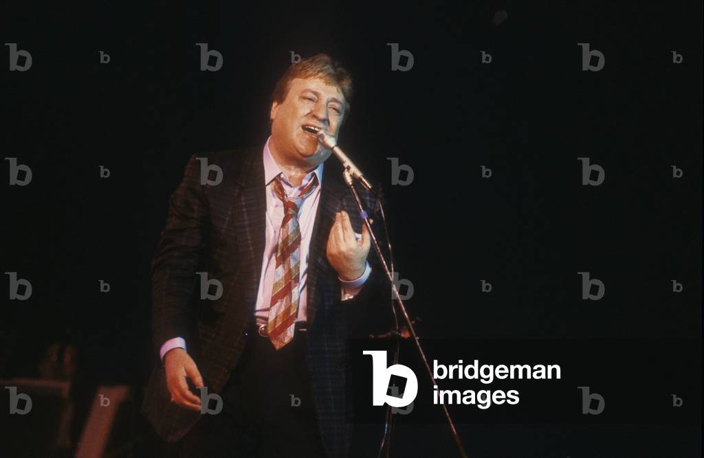 Neapolitan singer and actor Mario Merola performing at the festival “” Napoli prima e dopo”” (Naples before and after) in 1986/Il cantante e attore napoletano Mari Merola al festival “” Napoli prima e dopo” nel 1986 -