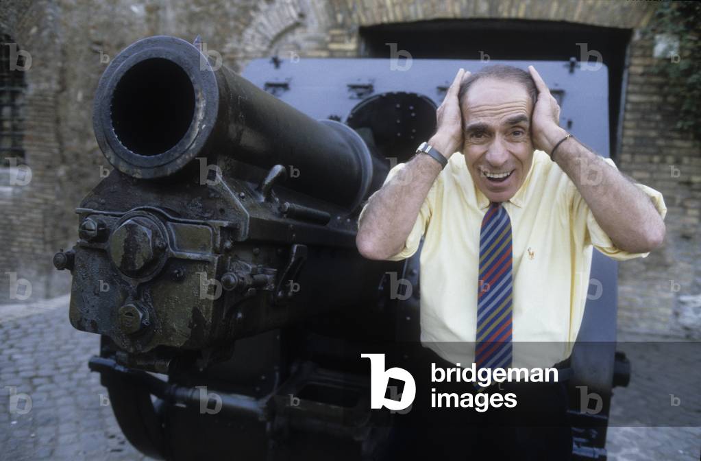 Rome, 1986. Choreographer and ballet dancer Don Lurio next to the cannon on the Janiculum Hill (photo)