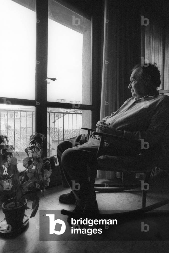 Florence, 1980. Italian writer Romano Bilenchi in his home/Firenze, 1980. Lo scrittore Romano Bilenchi nella sua casa -