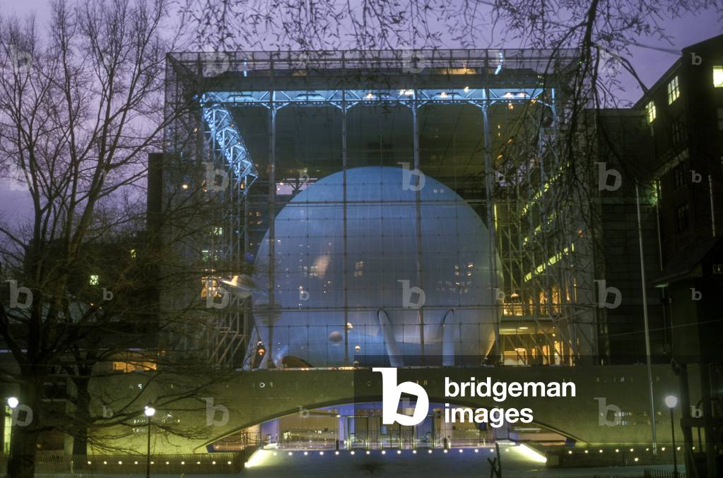 New York, 2000. The Rose Center for Hearth and Space. It is a part of the American Museum of Natural History in New York City and an extensive reworking of the former Hayden Planetarium