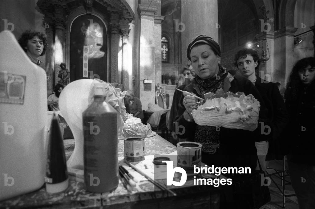 Venice Carnival 1980. Italian set and costume designer Giulia Mafai teaching at her workshop about makeup and disguise in the San Samuele Church (photo)