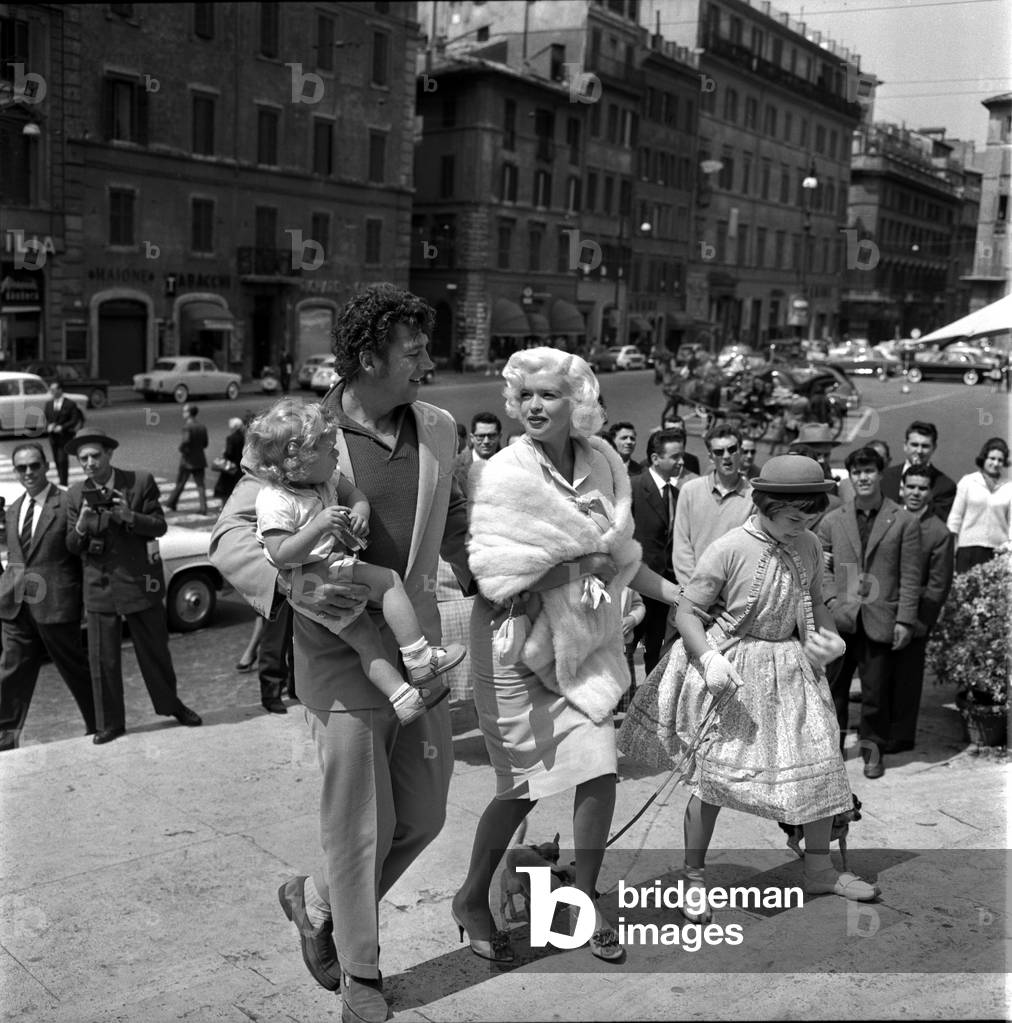 Rome, Spanish Steps, 1960. American actress Jayne Mansfield, her second husband Mickey Hargitay and their sons/Roma, Trinidad dei Monti, 1960. L'attrice americana Jayne Mansfield, il suo secondo marito Mickey Hargitay e i loro figli -
