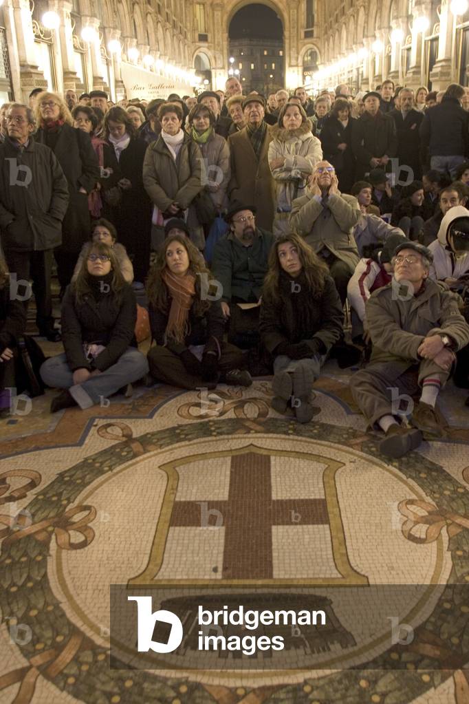 Milan, Galleria Vittorio Emanuele II, 7 december 2004. Audience watching on a maxi screen the official inauguration for the reopening of the restored La Scala Theater