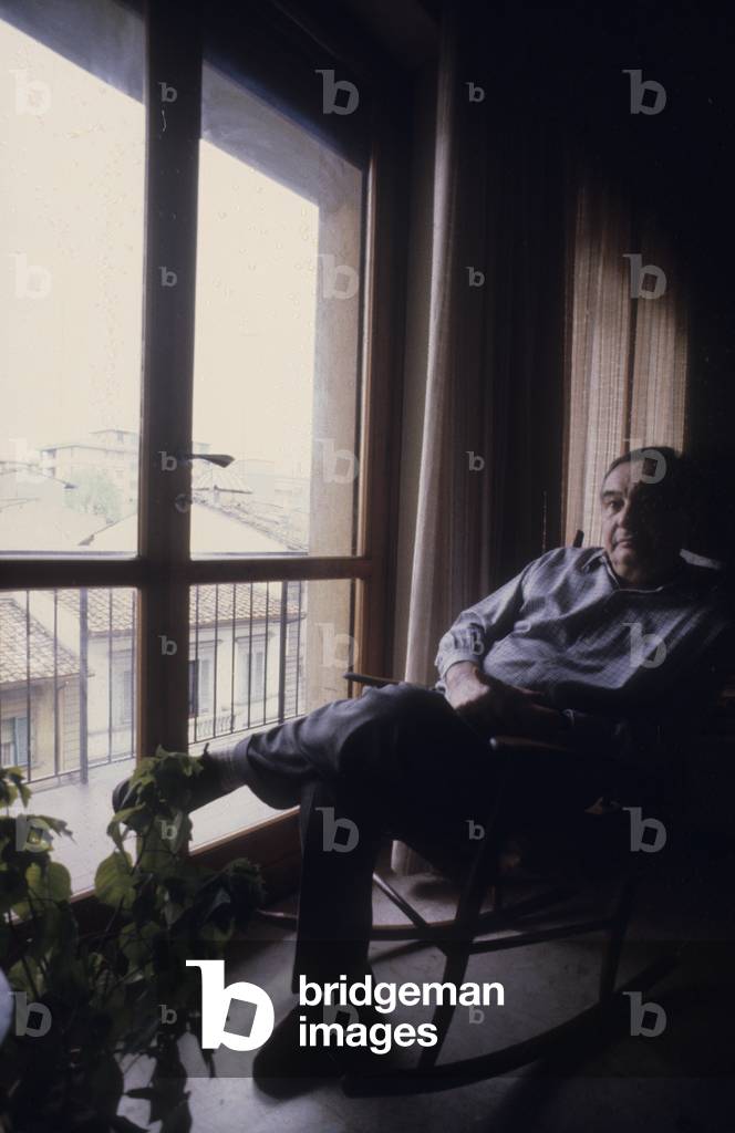 Florence, 1980. Italian writer Romano Bilenchi in his home (photo)