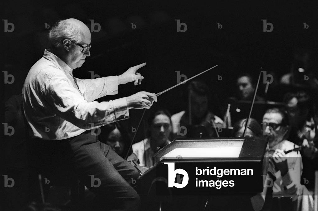Russian conductor and cellist Mstislav Rostropovich conducting (about 1980)/Il violoncellista e direttore d'orchestra Mstislav Rostropovich mentre dirige (1980 circa) -