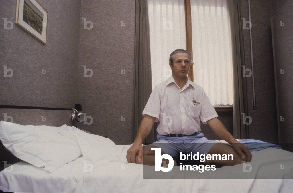 Rome, 1980. U.S. poet Petre Orlowsky - in town to attend the second Festival of Poets - making yoga in his hotel room/Roma, 1980. Il poeta Peter Orlowsky - in Italia per partecipare al secondo Festival dei poeti - mentre fa yoga nella sua stanza d'albergo -