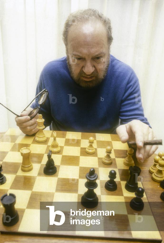 Italian director Mario Landi playing chess, about 1985 (photo)