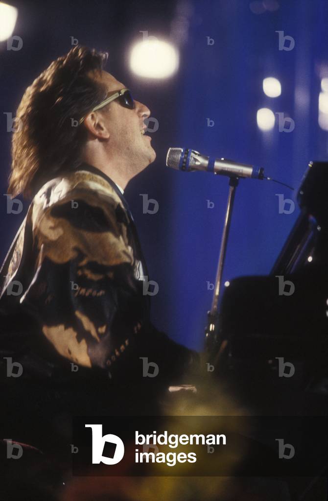 Sanremo Music Festival 1990. English pop singer Gilbert Montagne performing “” Elle Ait””, French version of “” Amori”””, sung by Lena Biolcati/Festival di Sanremo 1990. Gilbert Montagne canta “” Elle had””, French version of the canzone “” Amori”” cantata da Lena Biolcati -